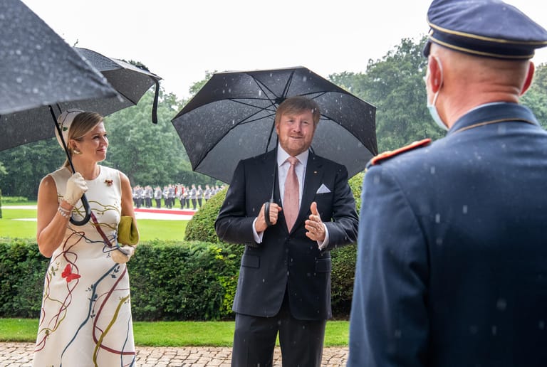 König Willem-Alexander und Königin Maxima unterhalten sich nach der Begrüßung mit militärischen Ehren im Park von Schloss Bellevue mit Mitgliedern der Delegationen.