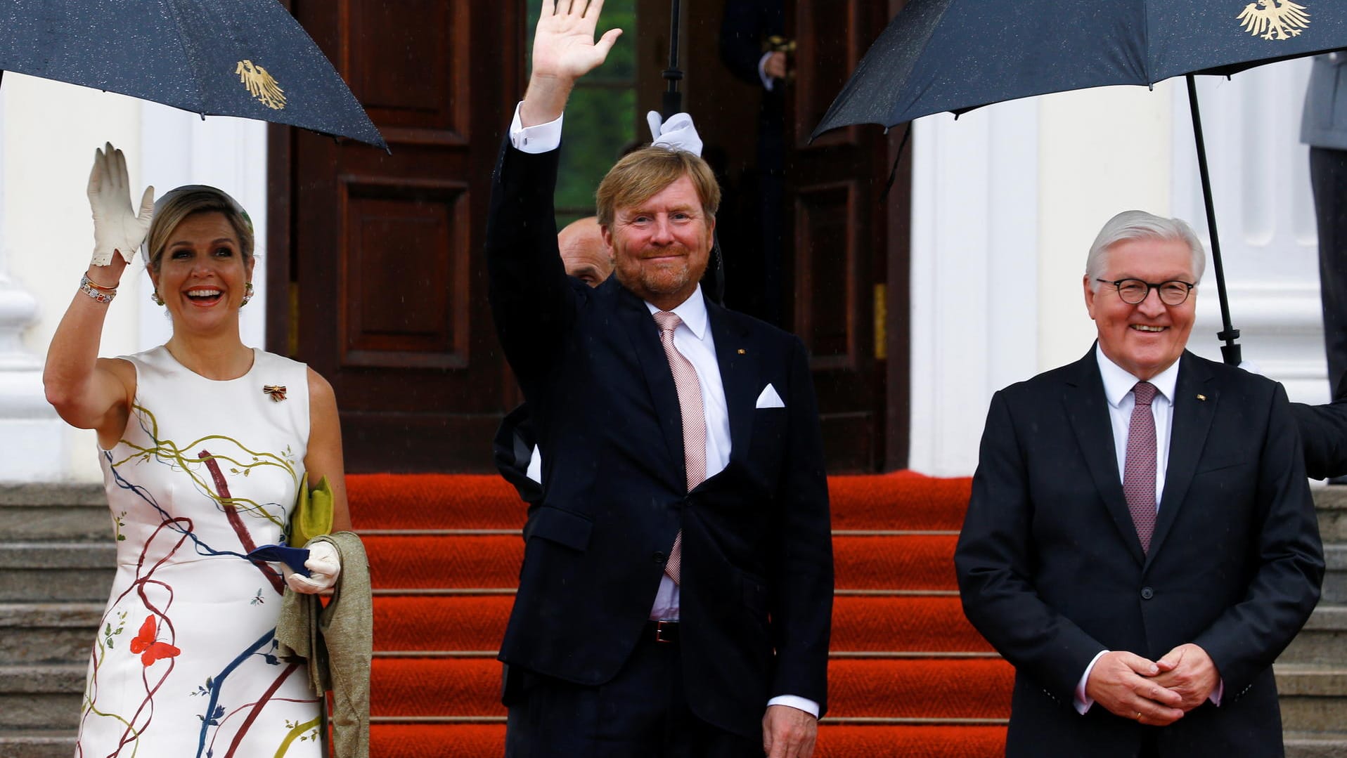 Die Royals mit Bundespräsident Frank-Walter Steinmeier vor dem Schloss Bellevue in Berlin