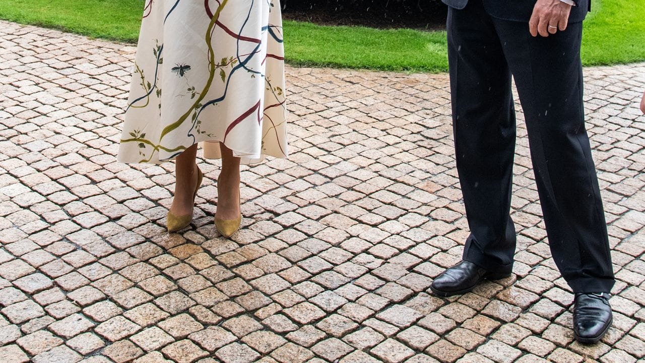 Gute Laue im Regen: König Willem-Alexander der Niederlande und Königin Máxima. Gute Laue im Regen: König Willem-Alexander der Niederlande und Königin Máxima.