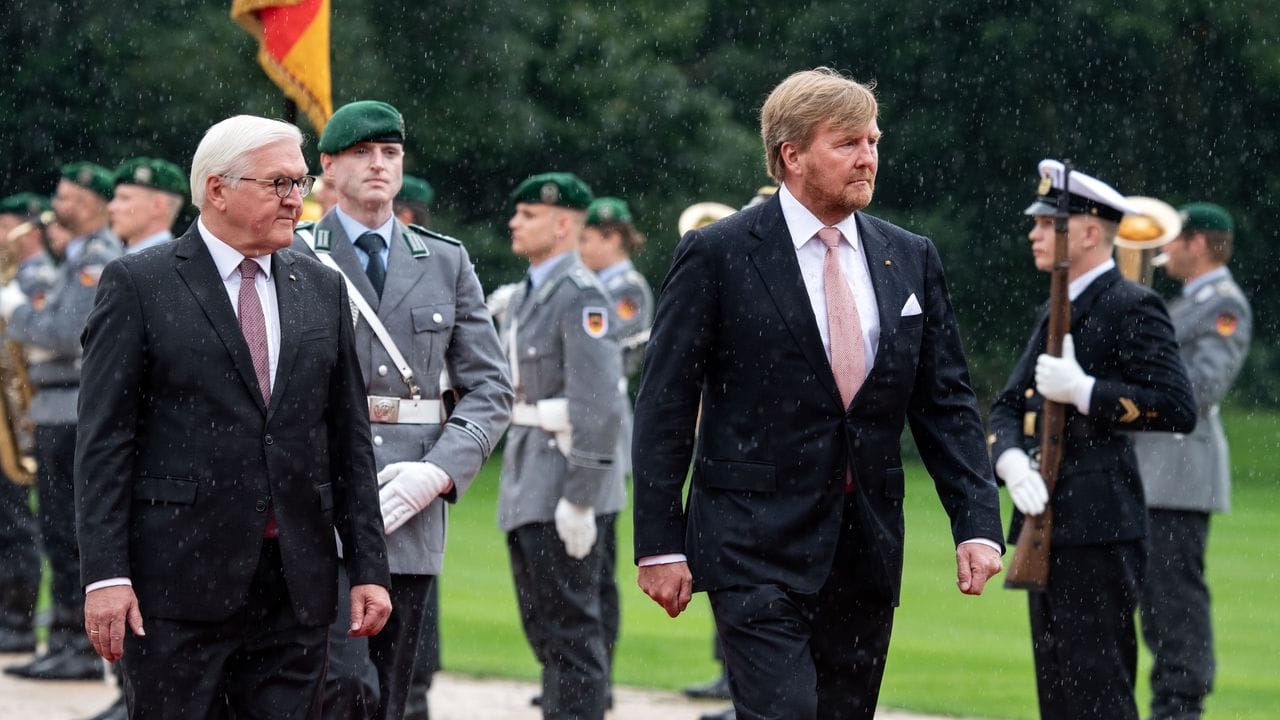 Bundespräsident Frank-Walter Steinmeier (l) begrüßte König Willem-Alexander der Niederlande mit militärischen Ehren im Park von Schloss Bellevue. Bundespräsident Frank-Walter Steinmeier (l) begrüßte König Willem-Alexander der Niederlande mit militärischen Ehren im Park von Schloss Bellevue.