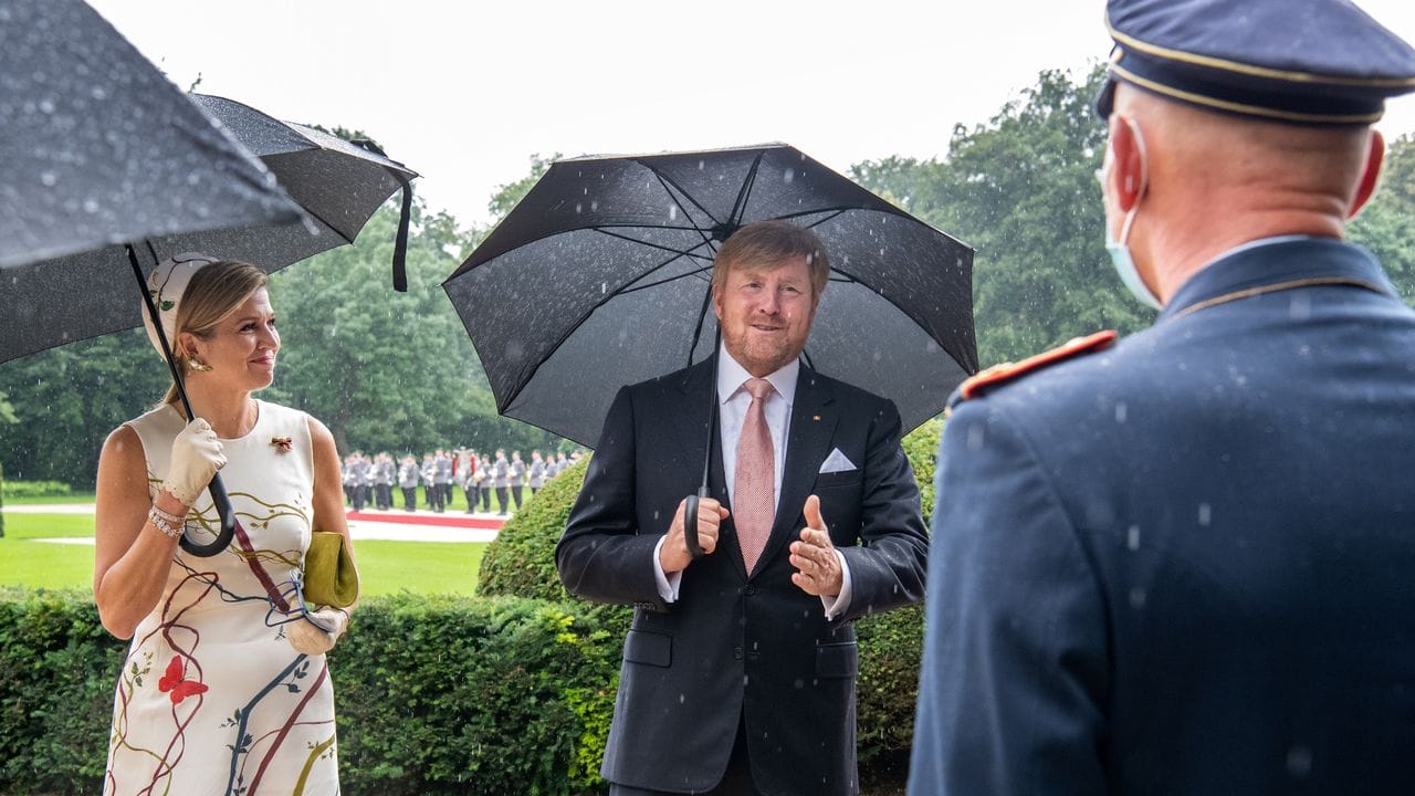 König Willem-Alexander und Königin Máxima im Gespräch mit Mitgliedern der Delegationen. König Willem-Alexander und Königin Máxima im Gespräch mit Mitgliedern der Delegationen.