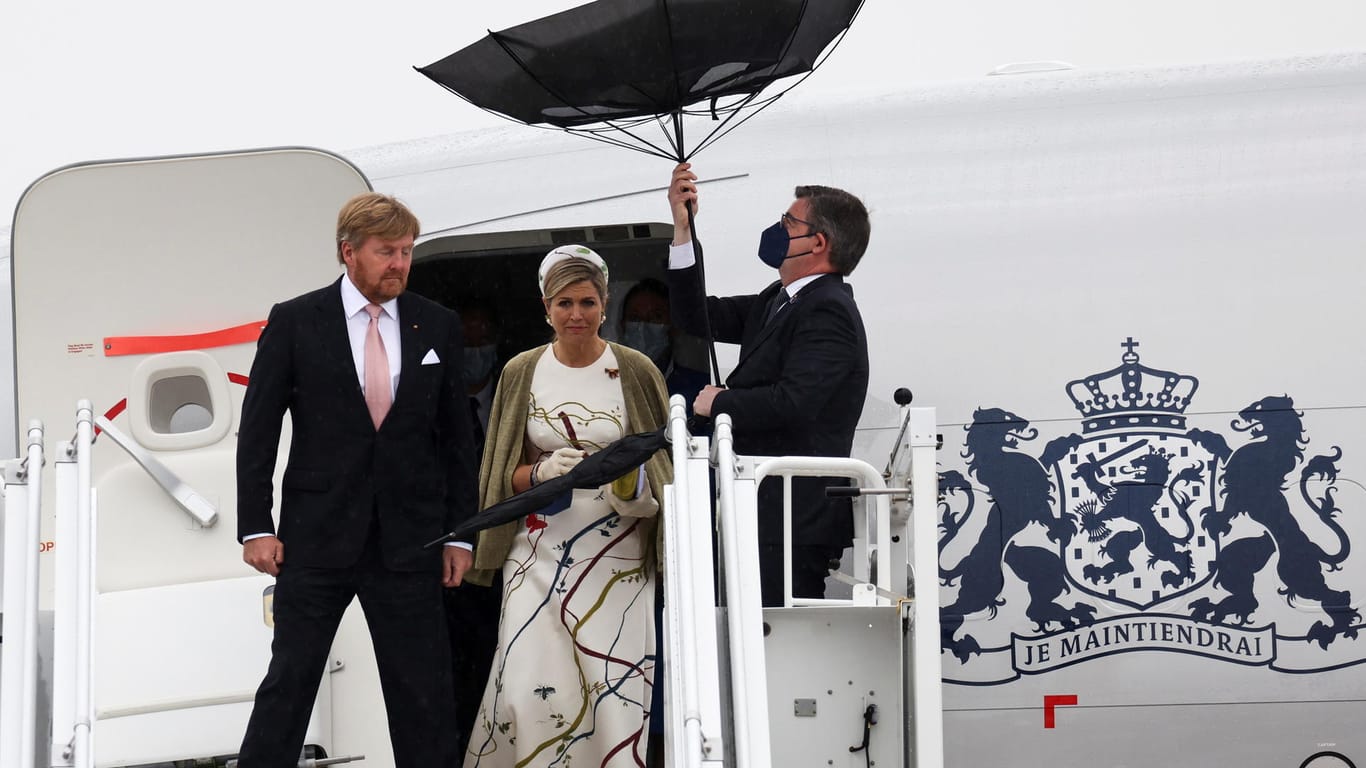 Zuvor wurden Willem-Alexander und Máxima bei der Ankunft am BER ein ganz schön stürmischer Empfang bereitet.