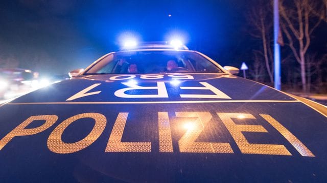 Ein Polizeifahrzeug mit leuchtendem Blaulicht: Polizisten haben das Rennen beobachtet. Ein Polizeifahrzeug mit leuchtendem Blaulicht: Polizisten haben das Rennen beobachtet.