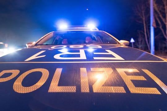 Ein Polizeifahrzeug mit leuchtendem Blaulicht: Polizisten haben das Rennen beobachtet.