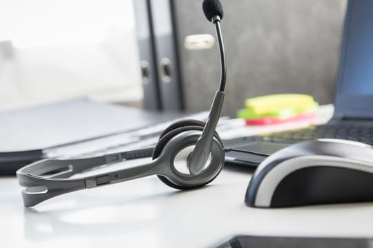 Headsets, Webcams und Softwarelizenzen: Der Arbeitgeber muss dem Betriebsrat heutzutage auch die Technik für Videokonferenzen stellen.