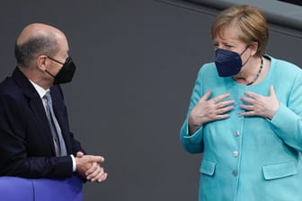 Angela Merkel und Olaf Scholz: "Die Probleme bei der politischen Entscheidungsfindung waren unübersehbar", schreibt der Ökonom Moritz Schularick.