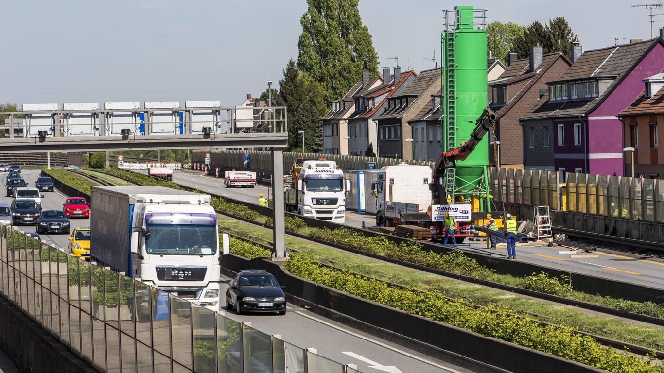 A40 bei Essen: Die Autobahn wird wegen Bauarbeiten vollgesperrt.