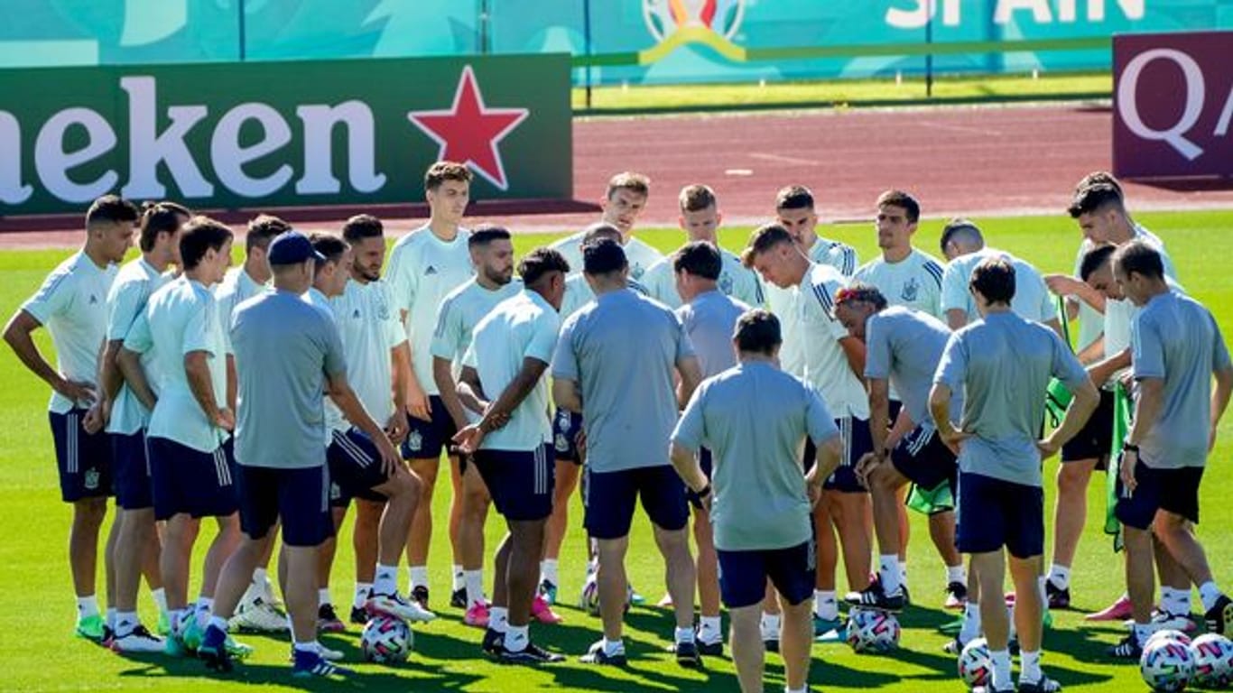 Die spanische Nationalmannschaft bereitet sich in der Heimat auf das Halbfinale gegen Italien vor.
