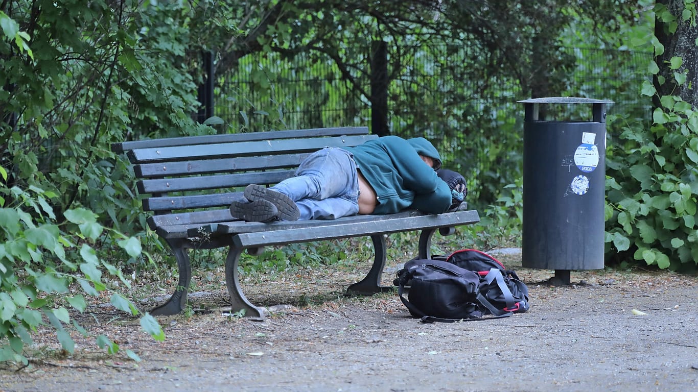 Ein Obdachloser schläft auf einer Parkbank in Berlin (Symbolbild): Rund 50.000 Menschen haben in der Hauptstadt keine feste Bleibe.