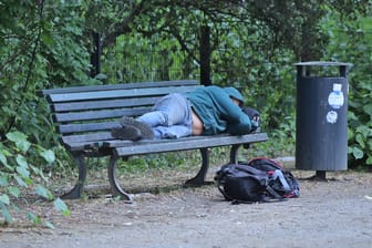 Ein Obdachloser schläft auf einer Parkbank in Berlin (Symbolbild): Rund 50.000 Menschen haben in der Hauptstadt keine feste Bleibe.