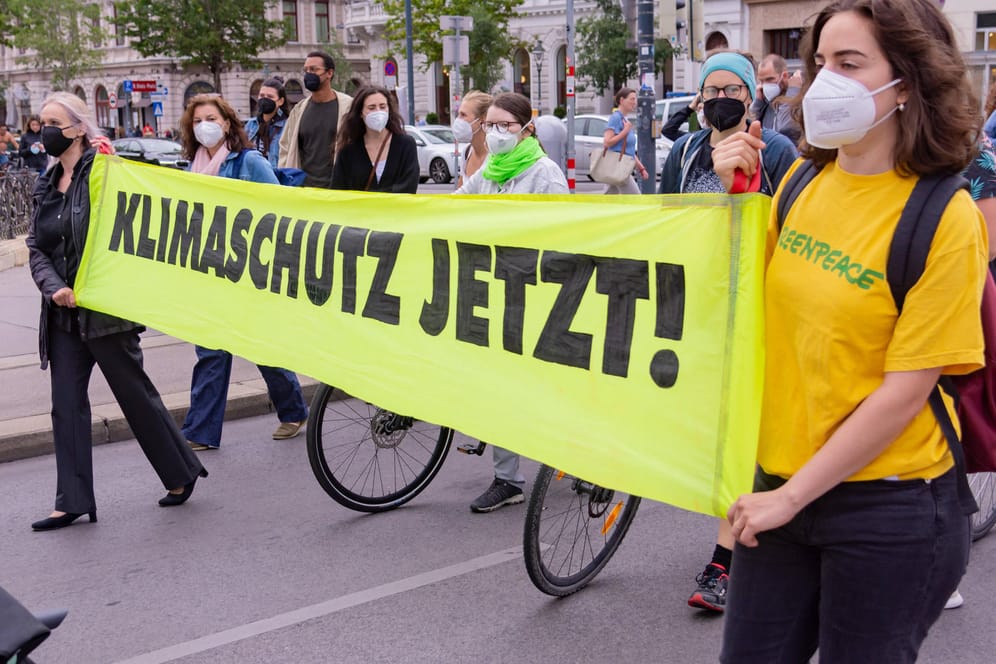 Klimaaktivisten demonstrieren für mehr Klimaschutz: Neun von zehn Europäern fordern ehrgeizige Klimaziele von der EU (Symbolbild).