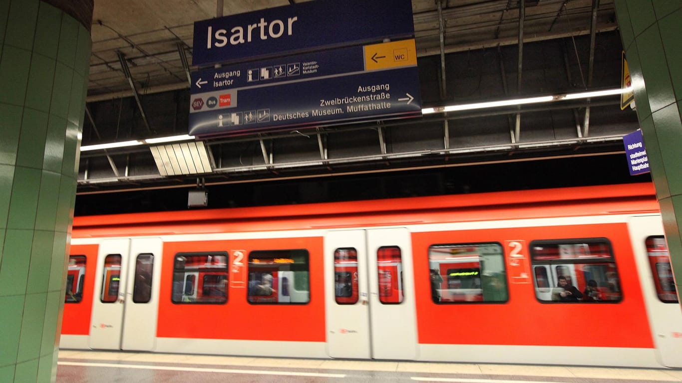 S-Bahn am Isartor (Symbolbild): Die 57-Jährige legte sich mit Reisenden, Sicherheitskräften und der Bundespolizei an.