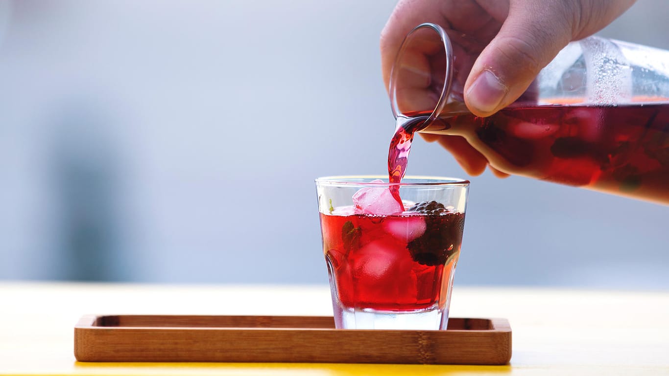 Ice Tea: Früchtetee lässt sich gut mit Traubensaft kombinieren.