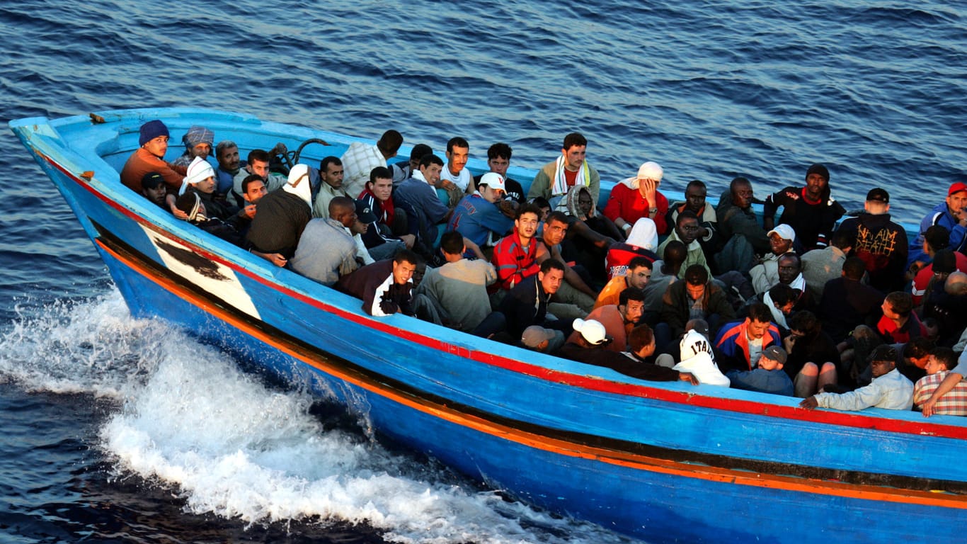 Ein Boot mit Migranten vor der italienischen Insel Lampedusa (Archivbild): Vor der tunesischen Küste kommt es immer wieder zu schweren Bootsunglücken.
