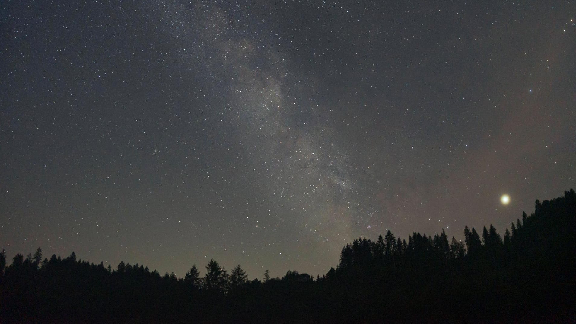 Milchstraße mit Planet Jupiter (Symbolbild): In mondlosen Sommernächten ist die Milchstraße gut zu sehen.