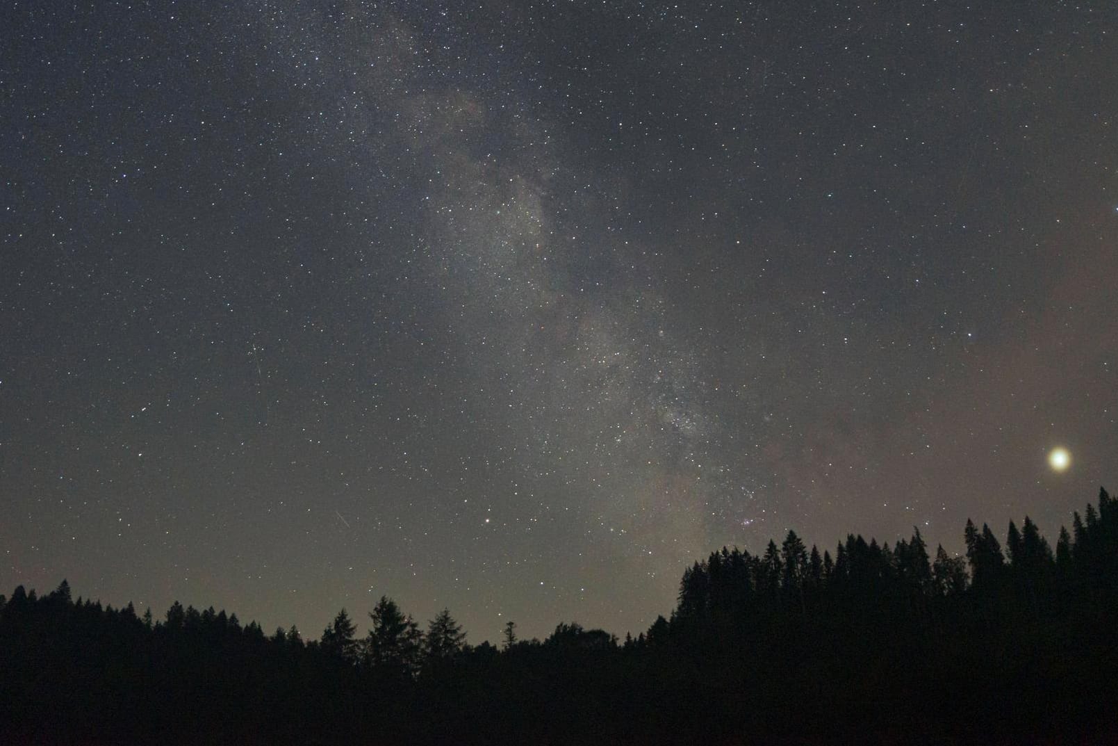 Milchstraße mit Planet Jupiter (Symbolbild): In mondlosen Sommernächten ist die Milchstraße gut zu sehen.