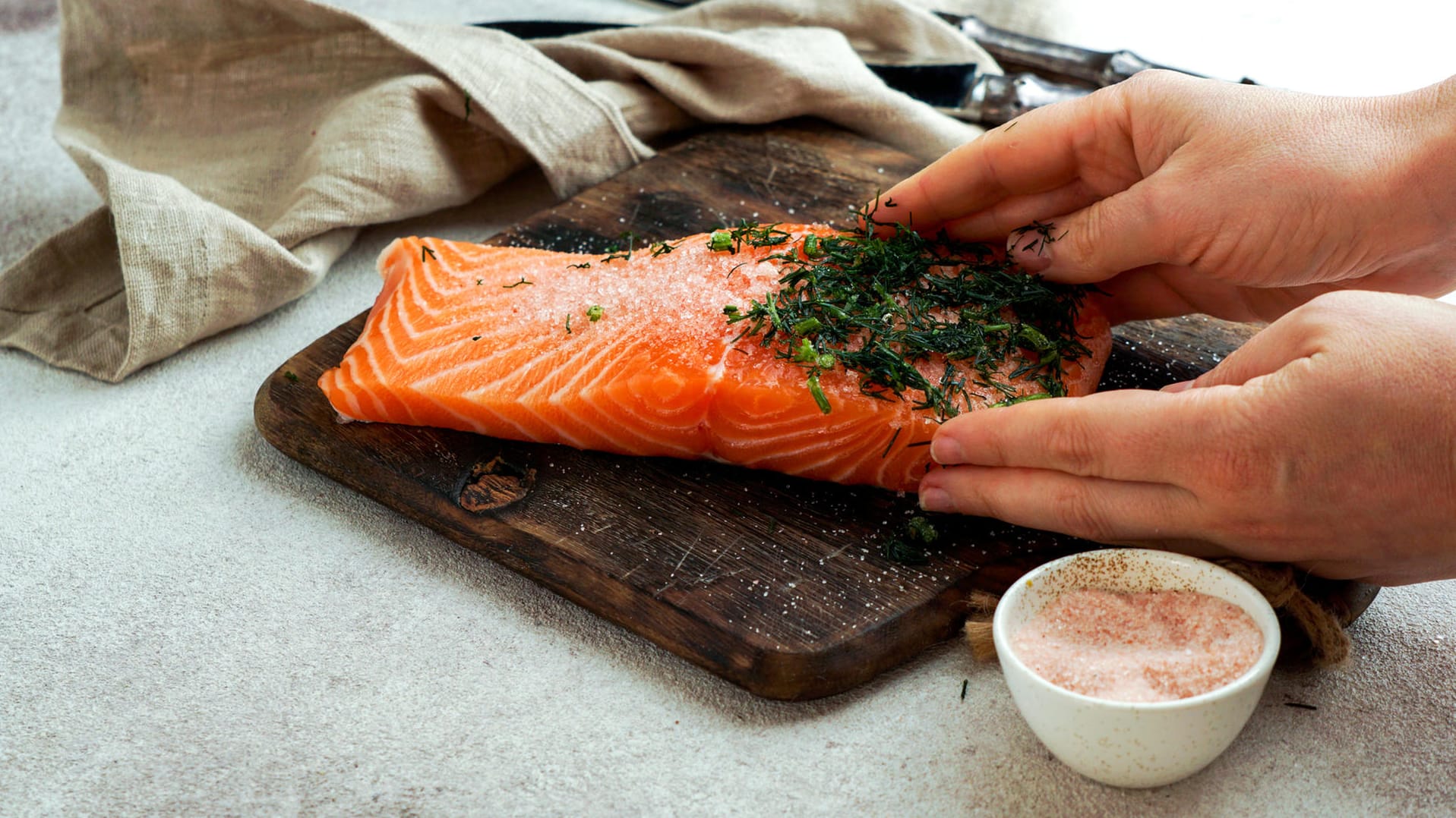 Graved Lachs: Streuen Sie nach der Pfeffer-Salz-Zucker-Mischung Dill auf den Lachs.