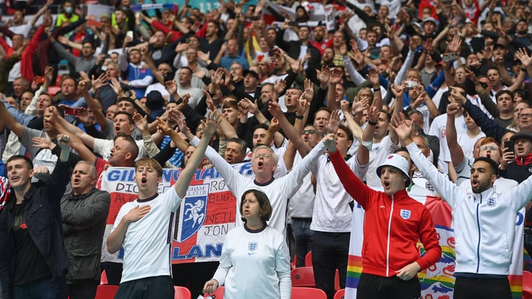 Britische Fans beim EM-Spiel im Londoner Wembley-Stadion: ohne Masken, ohne Abstand.