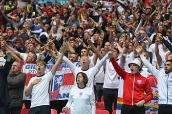 Britische Fans beim EM-Spiel im Londoner Wembley-Stadion: ohne Masken, ohne Abstand.