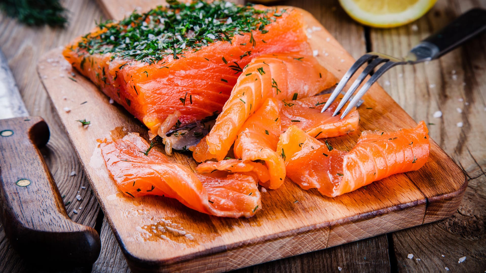 Graved Lachs: Lachs wird trocken gebeizt. Die Methode macht Lachs nicht nur aromatischer, sondern auch haltbarer.