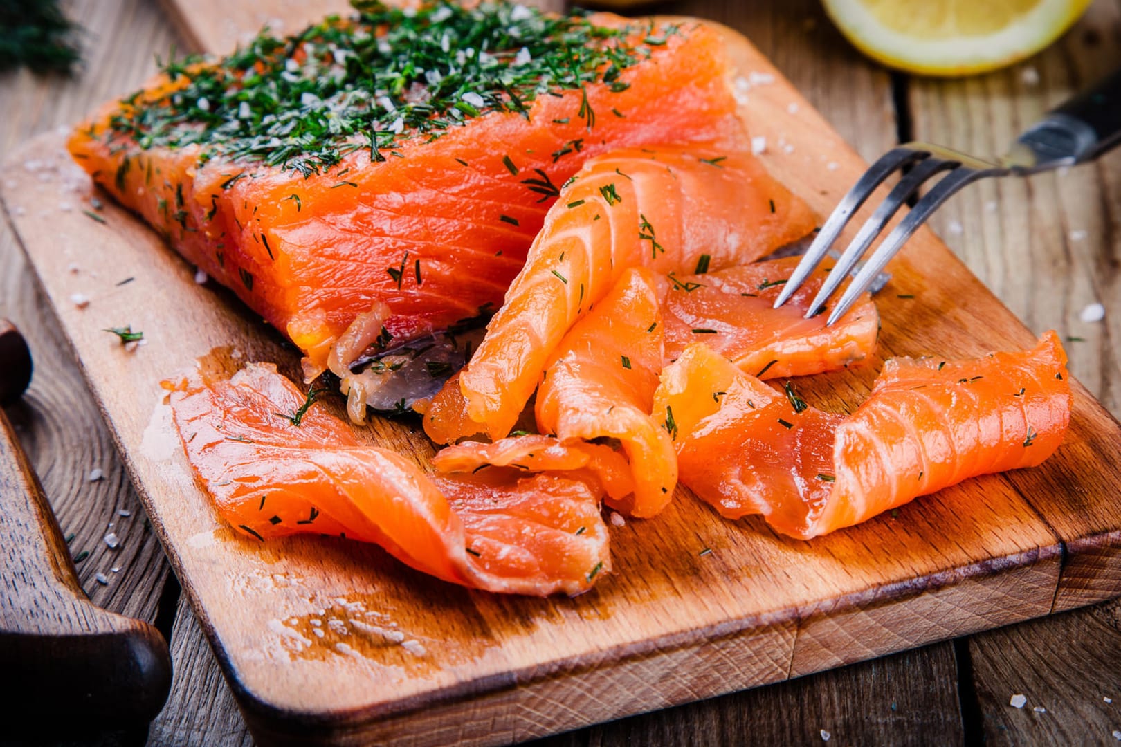 Graved Lachs: Lachs wird trocken gebeizt. Die Methode macht Lachs nicht nur aromatischer, sondern auch haltbarer.