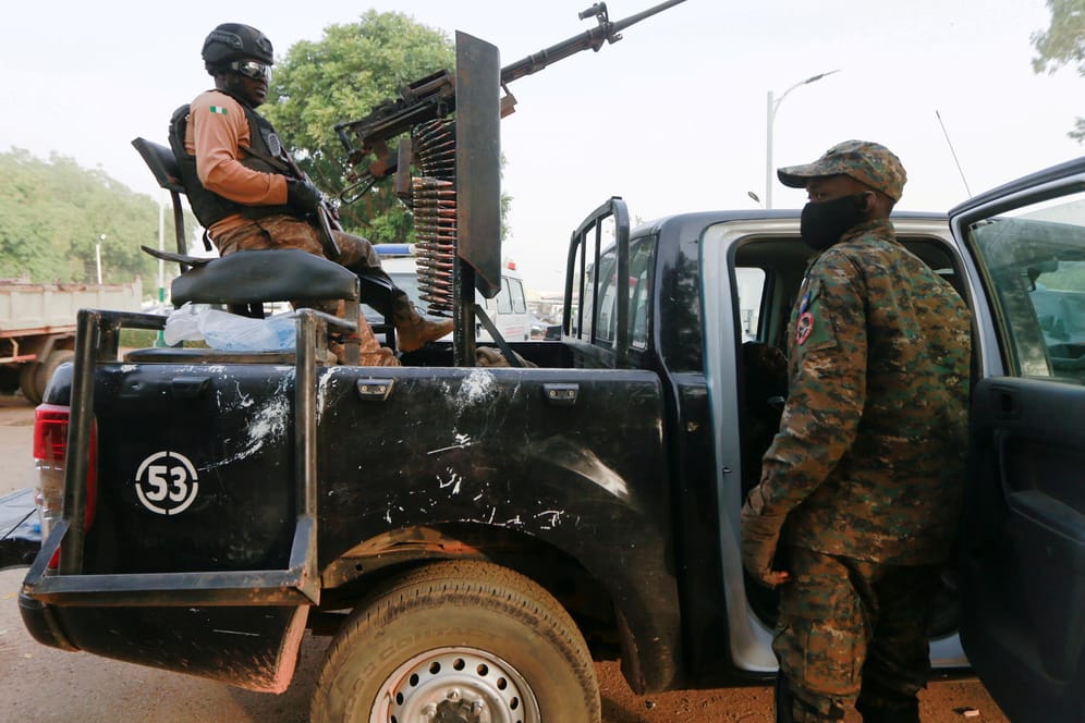 Ein Soldat auf einem Truck, mit dem entführte Mädchen zurückgebracht wurden (Archivfoto): Nun wurde in Nigeria erneut eine Schule überfallen.