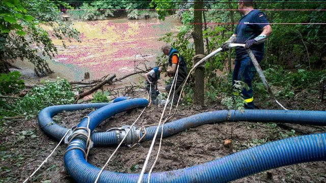 Mitarbeiter des THW pumpen Wasser ab: Noch gibt es keine komplette Entwarnung.