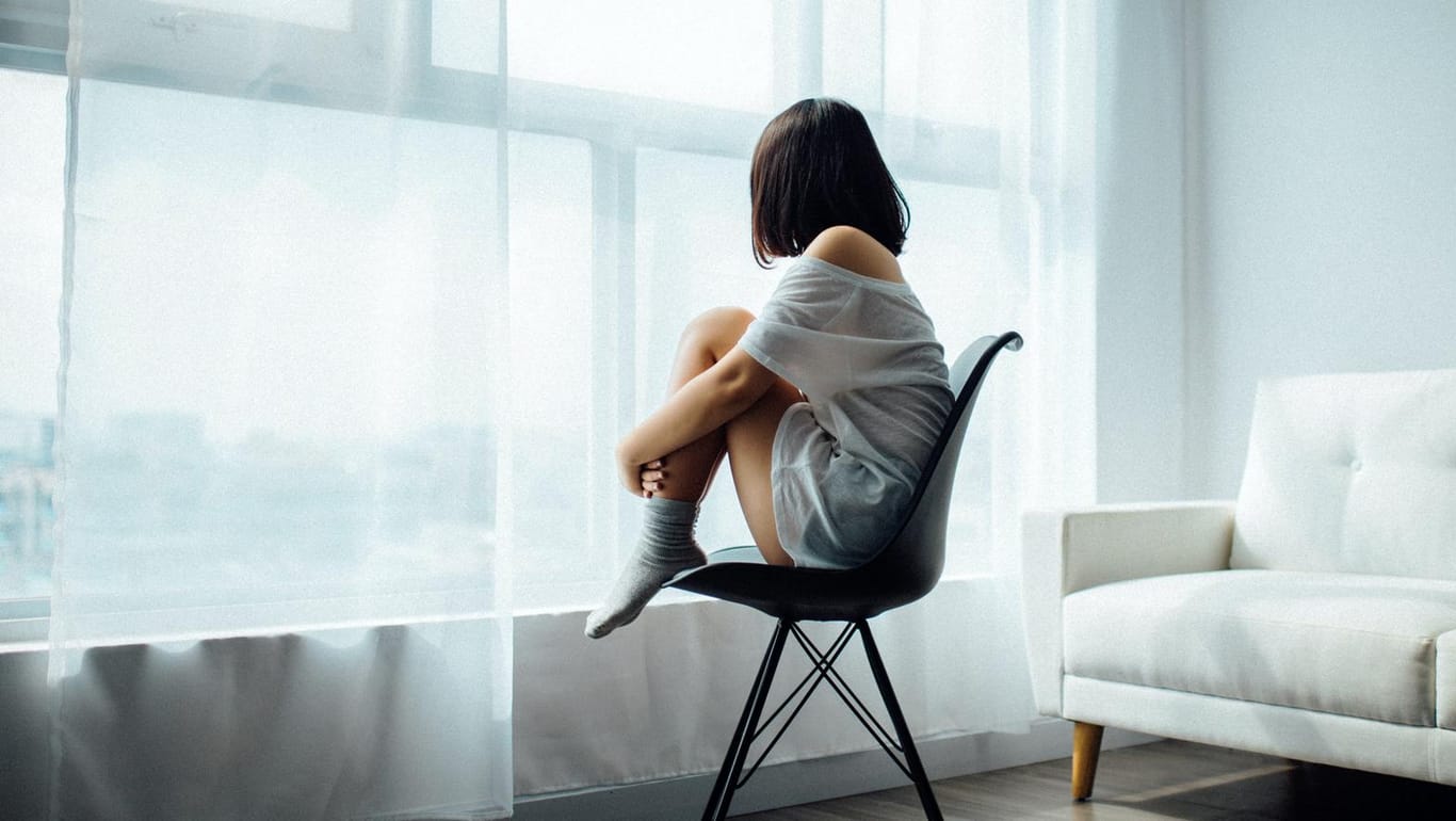 Eine Frau sitzt am Fenster (Symbolbild): Der Verein ASS bietet Opfern von Sexualstraftaten Unterstützung.