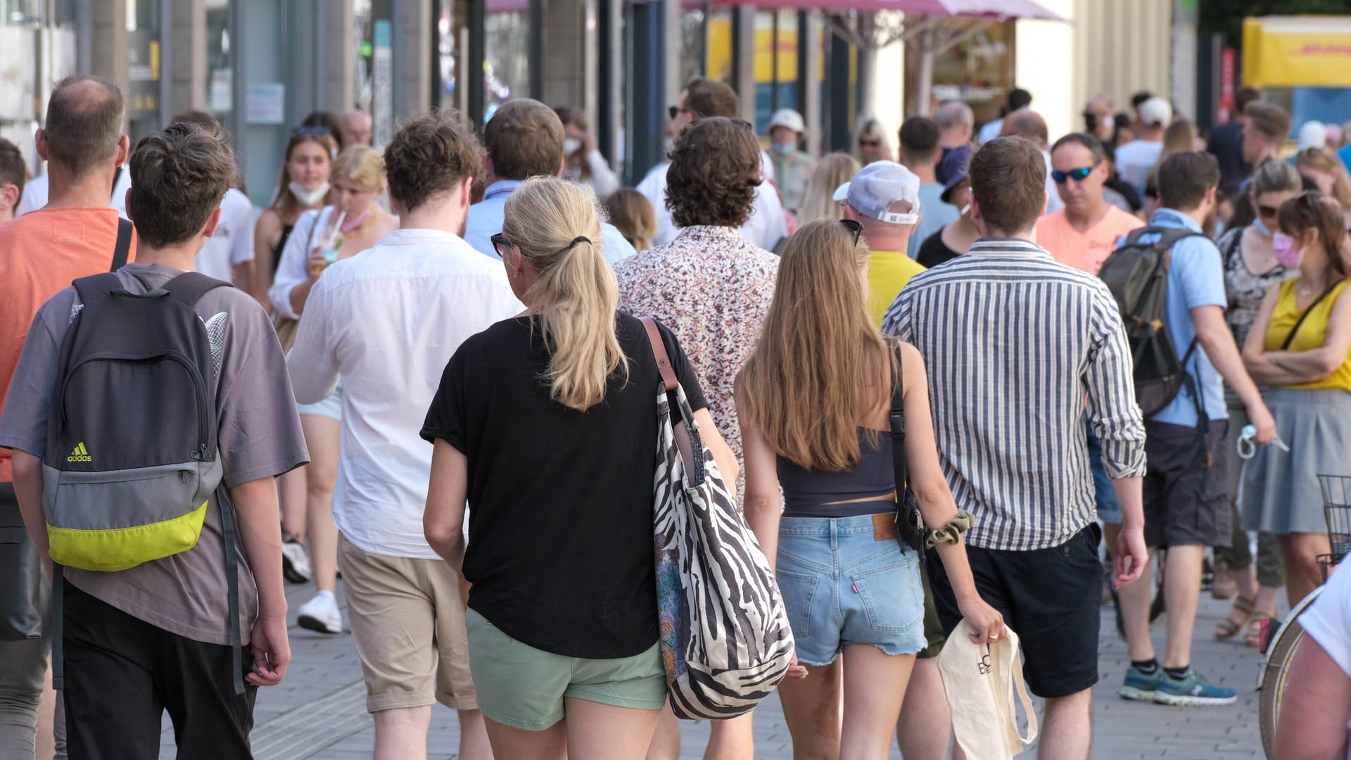 Einkaufsstraße: Verglichen mit anderen europäischen Ländern liegt Deutschland aktuell im positiven Sinne an der Spitze bei der Sieben-Tage-Inzidenz.