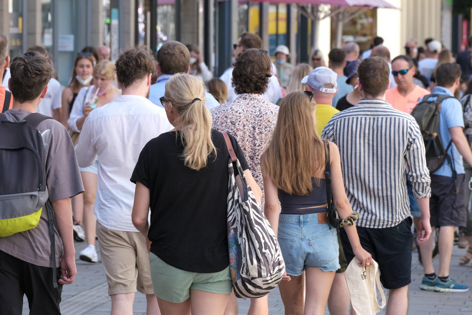 Einkaufsstraße: Verglichen mit anderen europäischen Ländern liegt Deutschland aktuell im positiven Sinne an der Spitze bei der Sieben-Tage-Inzidenz.