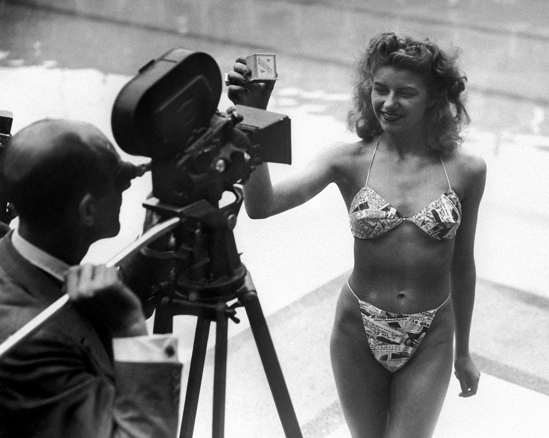Micheline Bernardini in einem Pariser Schwimmbad: Die Nackttänzerin des Pariser Casinos, präsentiert am 5. Juli 1946 den ersten Bikini, den der französische Ingenieur Louis Reard entwickelt hatte. Zunächst erhielt das als schamlos empfundene Kleidungsstück vielerorts Badeverbot.