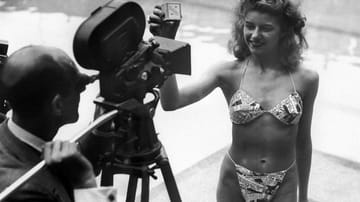 Micheline Bernardini in einem Pariser Schwimmbad: Die Nackttänzerin des Pariser Casinos, präsentiert am 5. Juli 1946 den ersten Bikini, den der französische Ingenieur Louis Reard entwickelt hatte. Zunächst erhielt das als schamlos empfundene Kleidungsstück vielerorts Badeverbot.