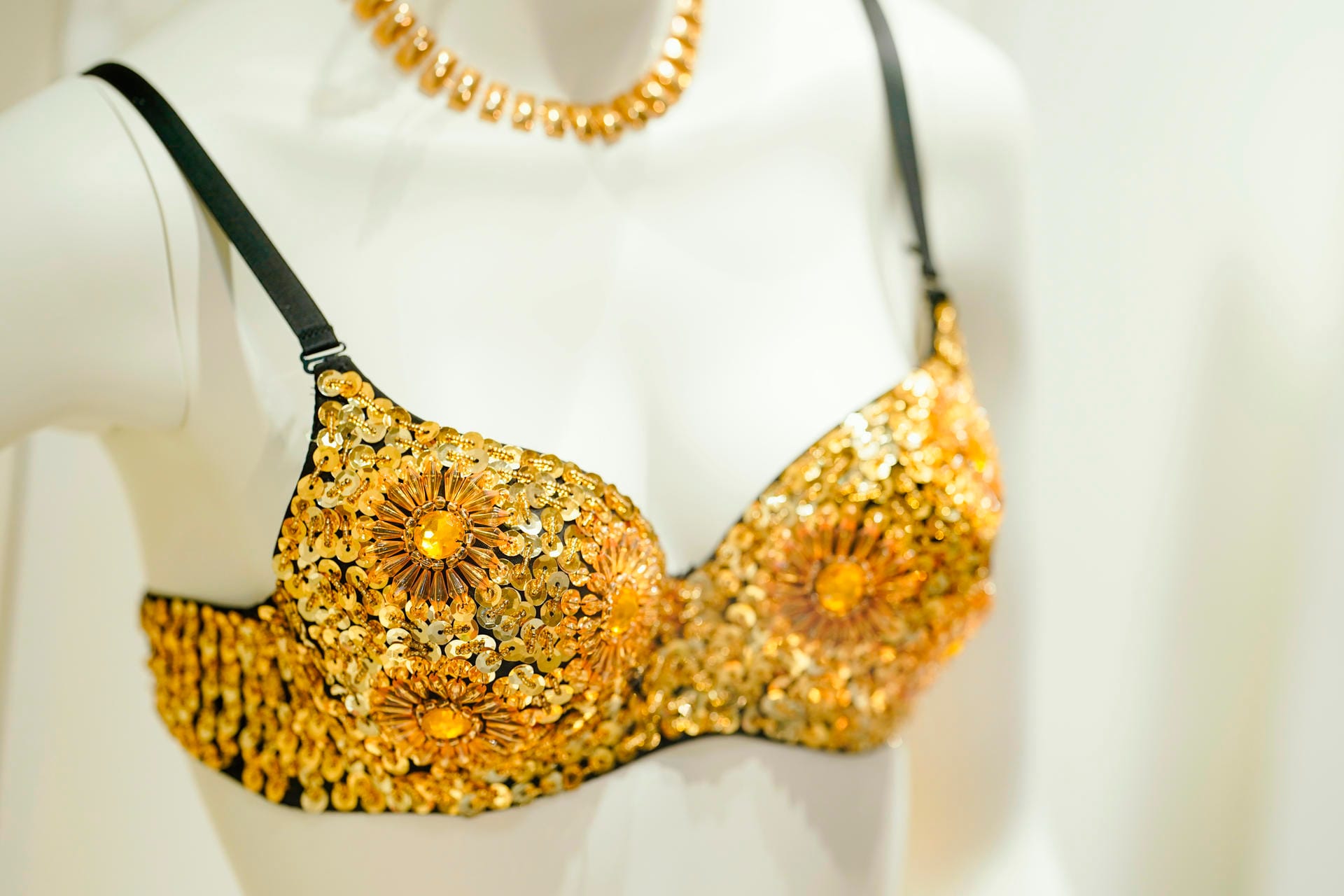 Ein glamouröses Bikini-Oberteil: Das Modell gehört der brasilianischen Schauspielerin und Sängerin Carmen Miranda.