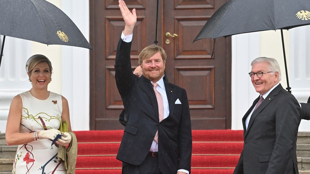 Bundespräsident Frank-Walter Steinmeier (r) mit König Willem-Alexander und Königin Máxima vor dem Schloss Bellevue. Bundespräsident Frank-Walter Steinmeier (r) mit König Willem-Alexander und Königin Máxima vor dem Schloss Bellevue.