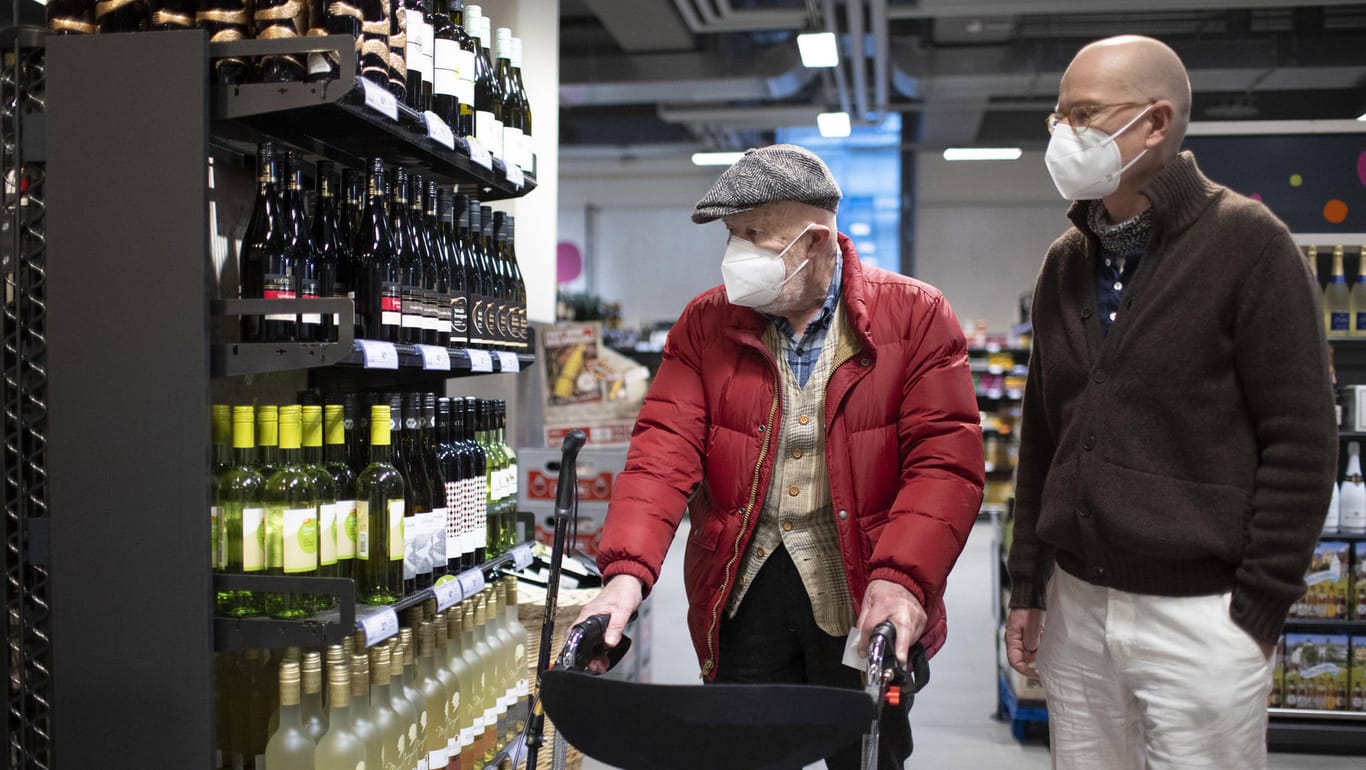 Einkauf im Supermarkt mit FFP-2 Maske: Sollten sich vollständig Gemimpfte auch weiterhin an Corona-Regeln halten müssen?