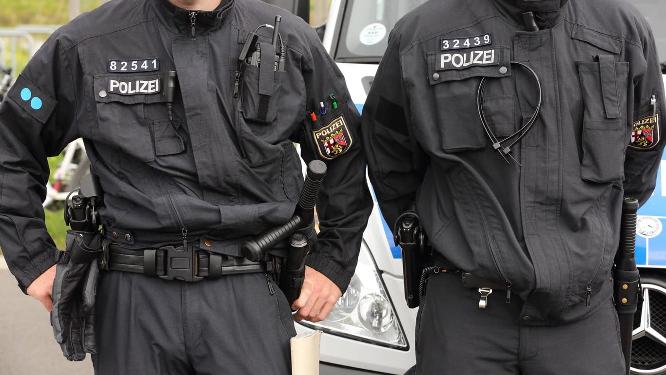 Rheinland-Pfälzische Polizeibeamte (Symbolbild): Spezialkräften ist die Festnahme eines tatverdächtigen Bankbetrügers gelungen.