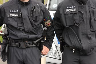 Rheinland-Pfälzische Polizeibeamte (Symbolbild): Spezialkräften ist die Festnahme eines tatverdächtigen Bankbetrügers gelungen.
