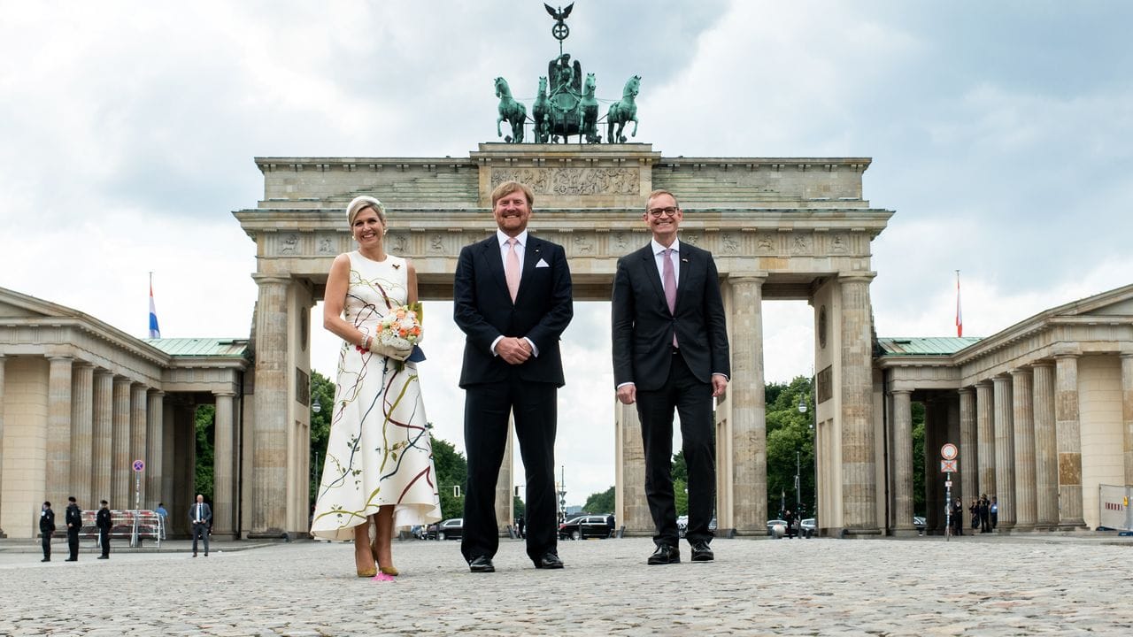 König Willem-Alexander der Niederlande und Königin Máxima mit dem Regierenden Bürgermeister Michael Müller vor dem Brandenburger Tor. König Willem-Alexander der Niederlande und Königin Máxima mit dem Regierenden Bürgermeister Michael Müller vor dem Brandenburger Tor.