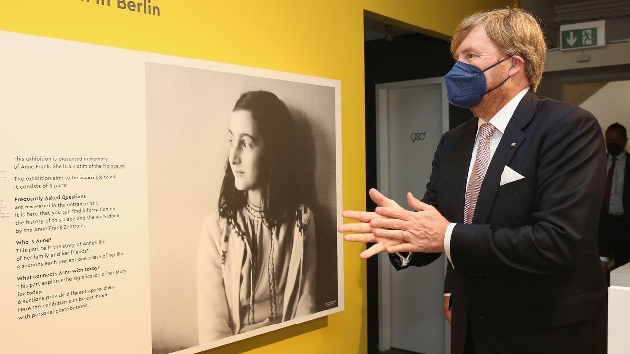 König Willem-Alexander der Niederlande beim Besuch der Ausstellung im Anne-Frank-Zentrum. König Willem-Alexander der Niederlande beim Besuch der Ausstellung im Anne-Frank-Zentrum.