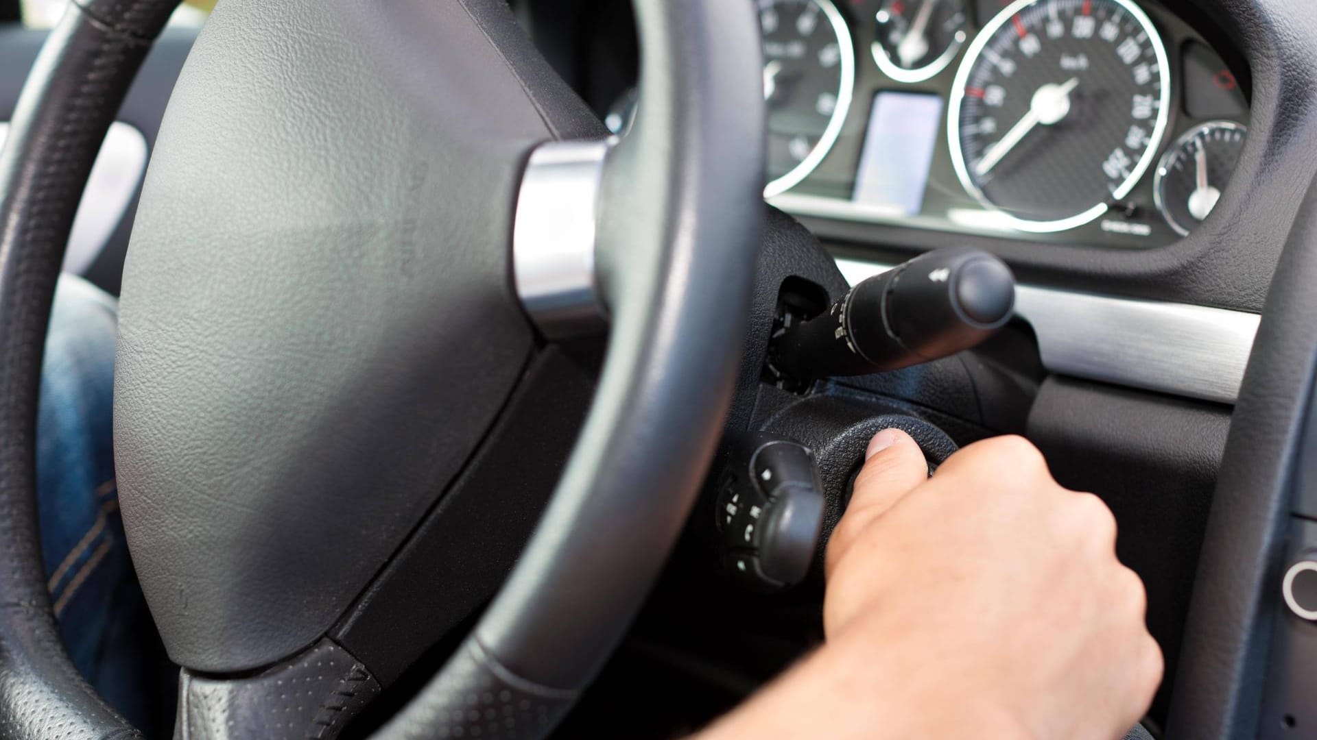 Am Steuer eines Autos: In Mockrehna erwischte die Polizei einen Mann zum dritten Mal ohne Fahrerlaubnis. Am Steuer eines Autos: In Mockrehna erwischte die Polizei einen Mann zum dritten Mal ohne Fahrerlaubnis.