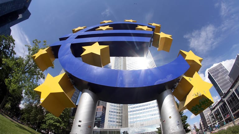 Das Euro-Symbol vor der Europäischen Zentralbank in Frankfurt: Die EZB verlangt von den Geschäftsbanken Strafzinsen.