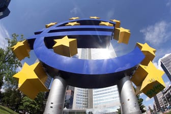 Das Euro-Symbol vor der Europäischen Zentralbank in Frankfurt: Die EZB verlangt von den Geschäftsbanken Strafzinsen.