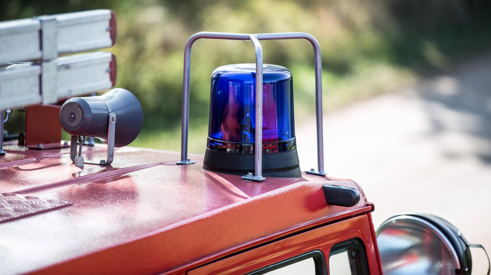 Feuerwehrwagen im Einsatz: Auf dem Weg zu einem Betriebsunfall prallte ein Löschfahrzeug in Bayern mit einem Lastwagen zusammen. Feuerwehrwagen im Einsatz: Auf dem Weg zu einem Betriebsunfall prallte ein Löschfahrzeug in Bayern mit einem Lastwagen zusammen.