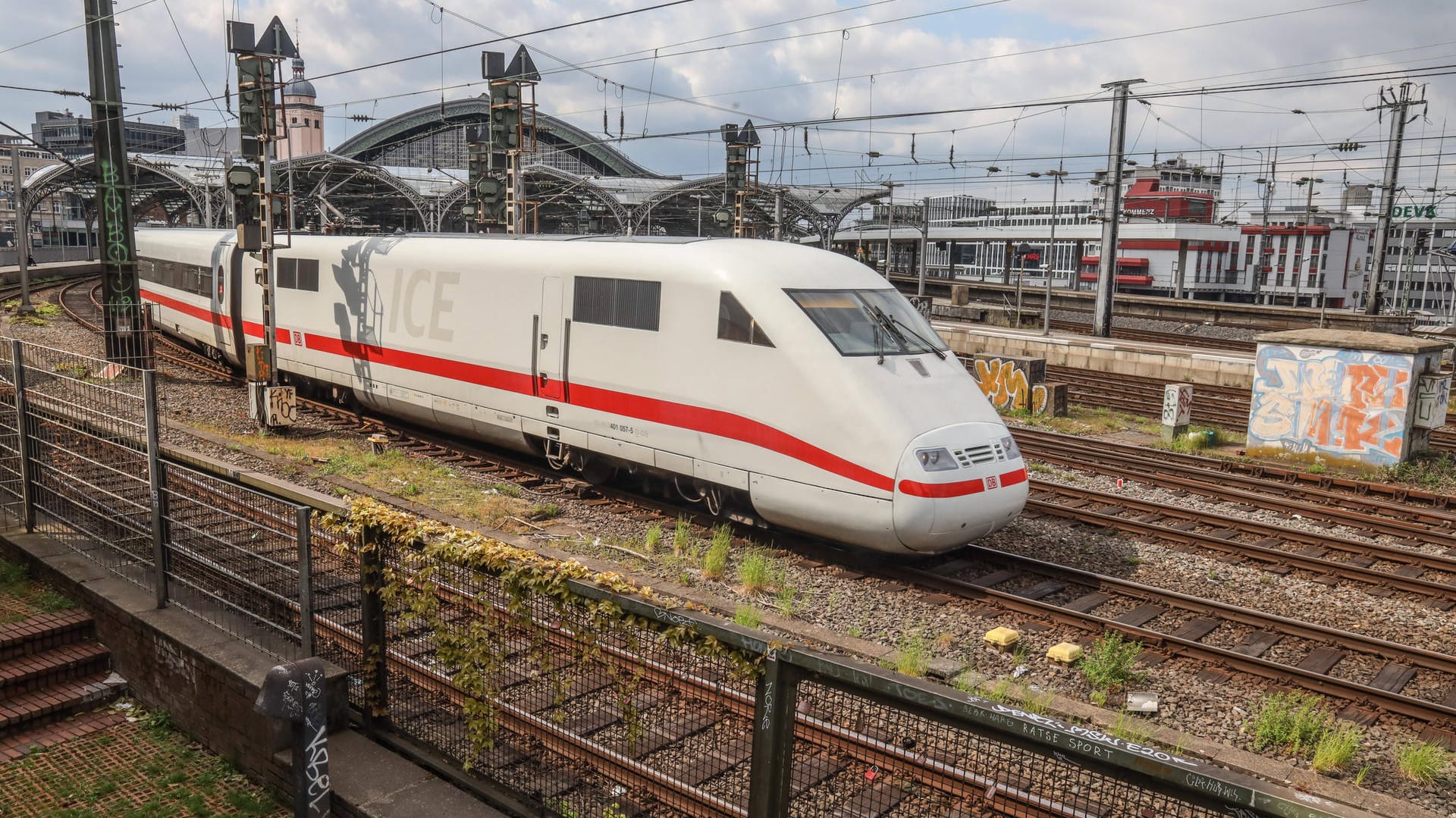 Ein ICE verlässt den Kölner Hauptbahnhof: Eine neue Trasse soll den Knotenpunkt entlasten. Ein ICE verlässt den Kölner Hauptbahnhof: Eine neue Trasse soll den Knotenpunkt entlasten.