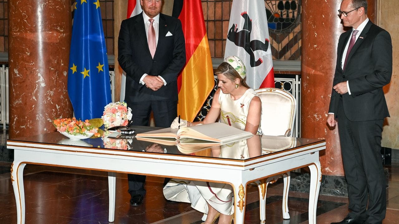 König Willem-Alexander und Königin Máxima schreiben sich im Roten Rathaus in das Goldene Buch der Stadt Berlin ein. König Willem-Alexander und Königin Máxima schreiben sich im Roten Rathaus in das Goldene Buch der Stadt Berlin ein.