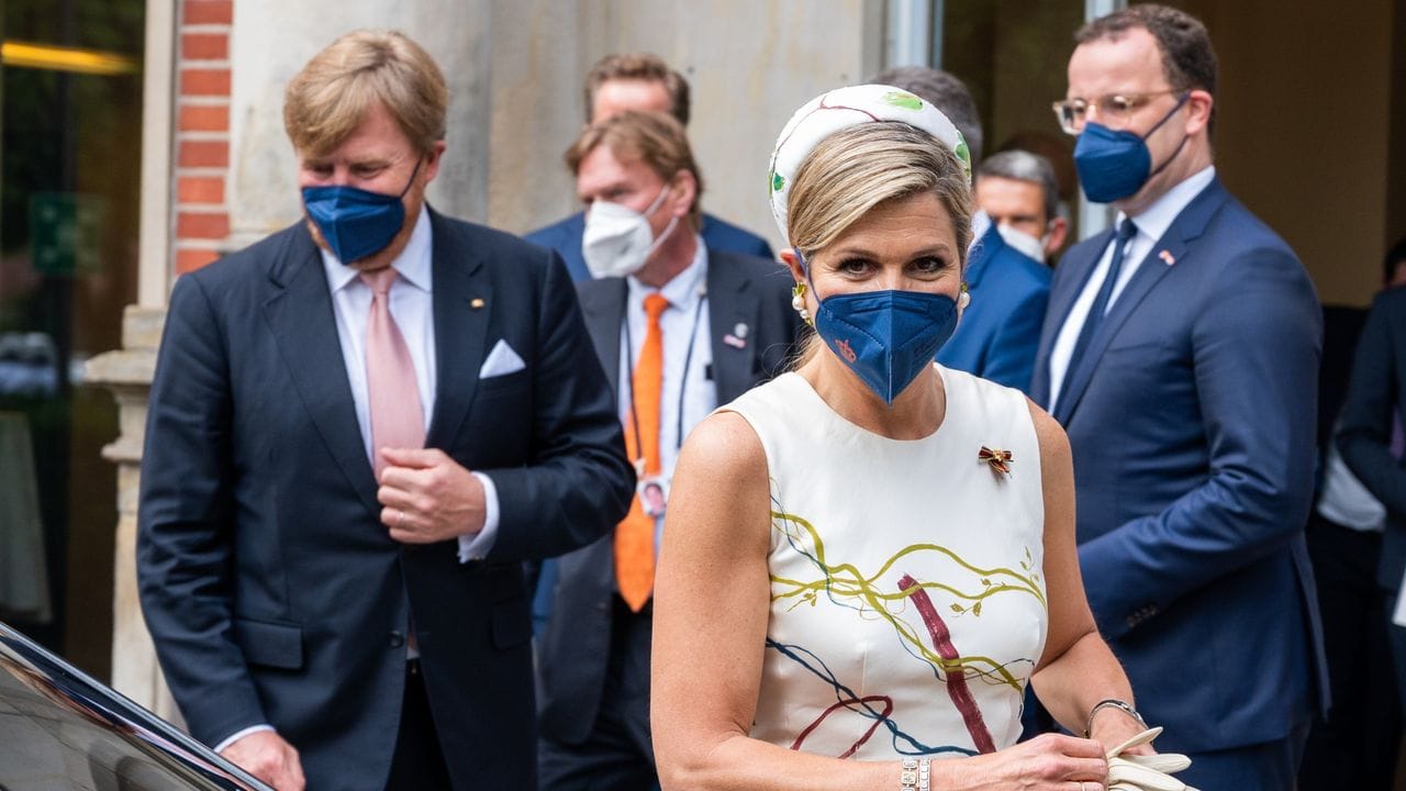 König Willem-Alexander, Königin Máxima und Bundesgesundheitsminister Jens Spahn kommen nach einem Besuch aus dem Robert Koch-Institut. König Willem-Alexander, Königin Máxima und Bundesgesundheitsminister Jens Spahn kommen nach einem Besuch aus dem Robert Koch-Institut.