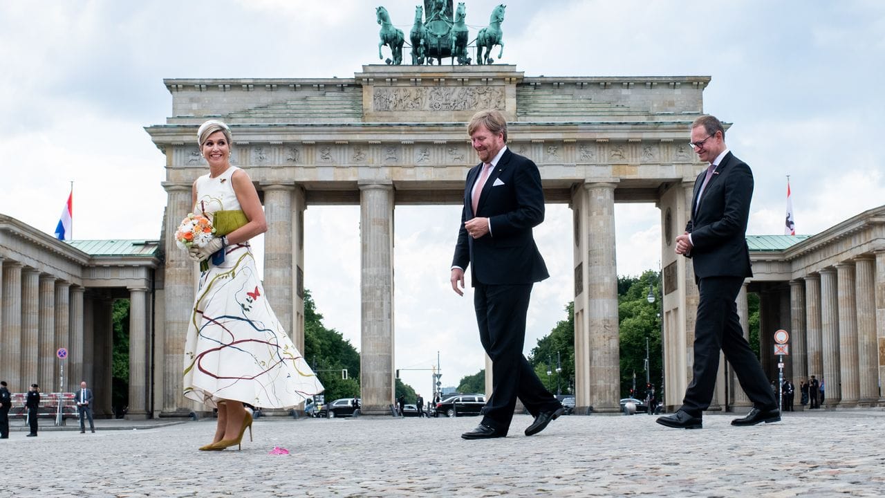 König Willem-Alexander der Niederlande und Königin Maxima gehen zusammen mit Michael Müller, Regierender Bürgermeister von Berlin, über den Pariser Platz vor dem Brandenburger Tor. König Willem-Alexander der Niederlande und Königin Maxima gehen zusammen mit Michael Müller, Regierender Bürgermeister von Berlin, über den Pariser Platz vor dem Brandenburger Tor.