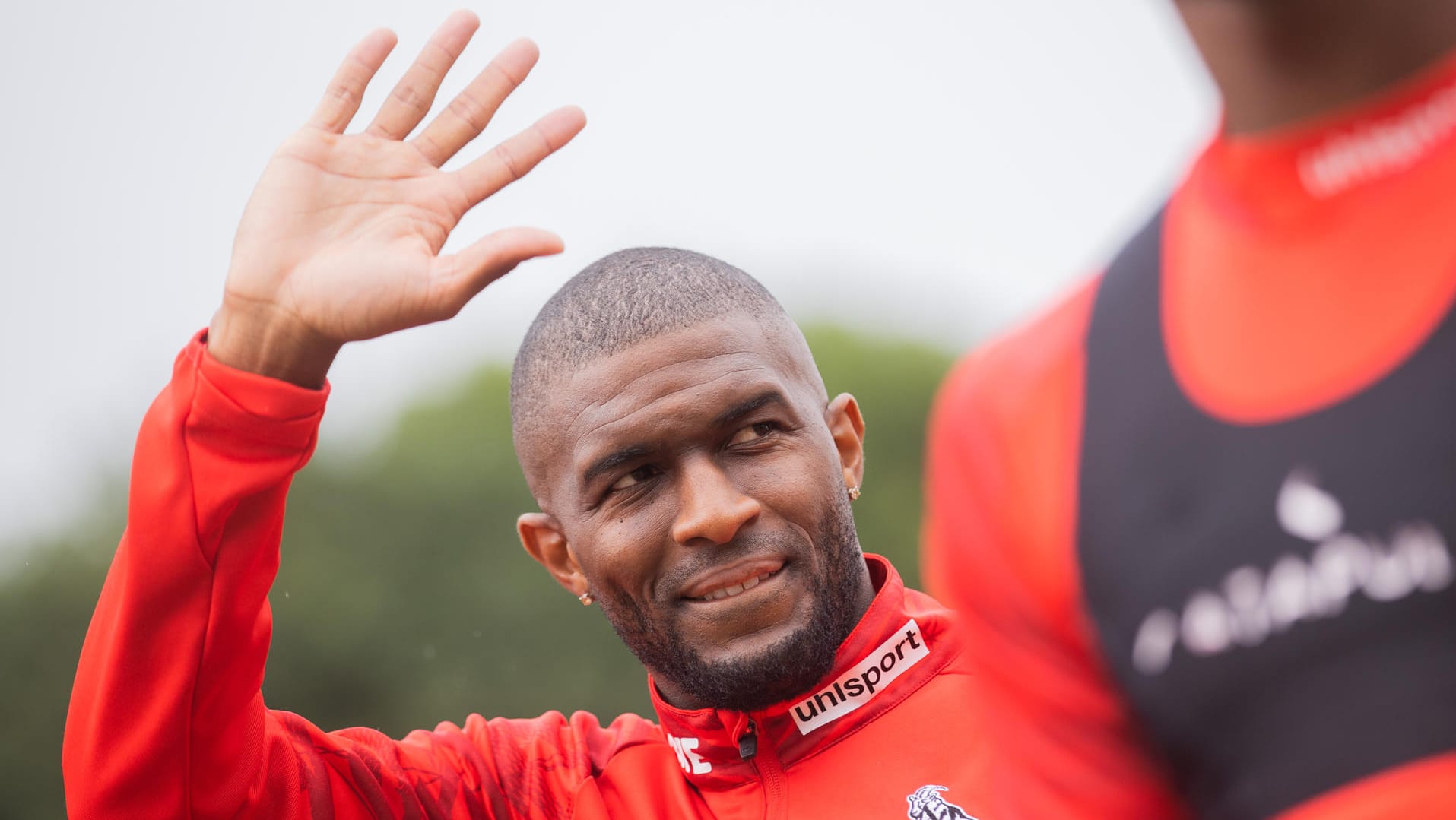 Anthony Modeste winkt: Das FC-Training wurde von Zuschauern und Medien begleitet.