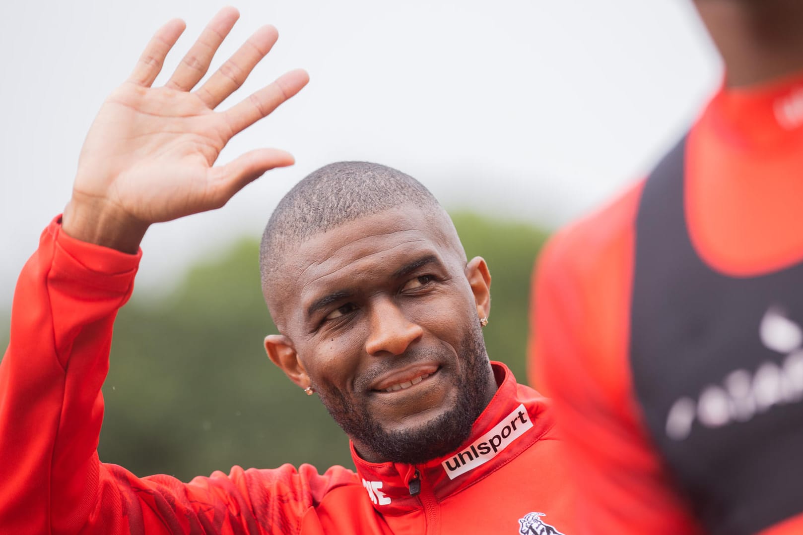 Anthony Modeste winkt: Das FC-Training wurde von Zuschauern und Medien begleitet.