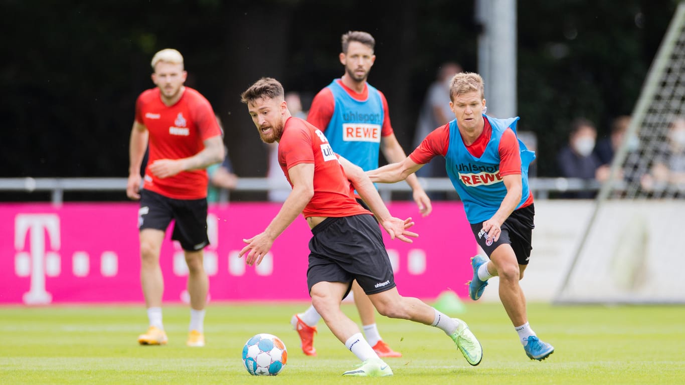 Salih Özcan und Vincent Koziello beim ersten Training: Der Trainer forderte von den Spielern gleich zu Beginn Bewegung.